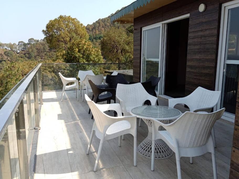 Pine Peak Villa Kasauli Exterior photo